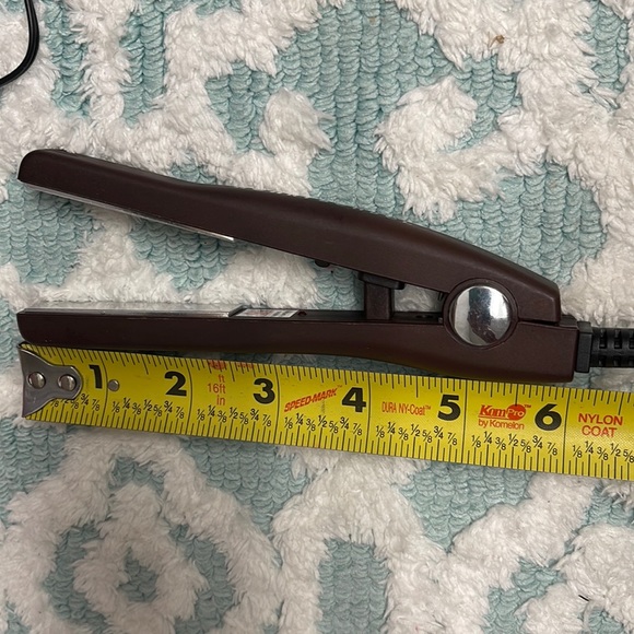 Henri Bendel Mini Hair Straightener - Picture 8 of 8